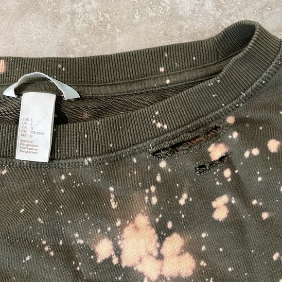 H&M Distressed Bleach Stained Olive Green Sweater Size Large - Picture 3 of 5